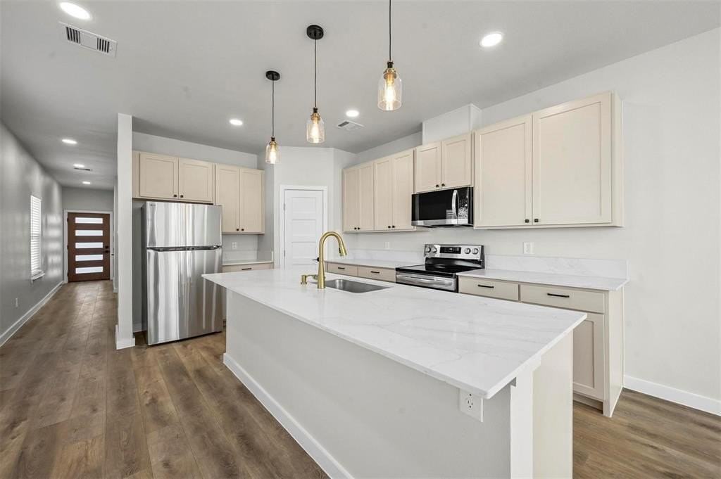 2409 Jeffries St - Photo 6 of 25