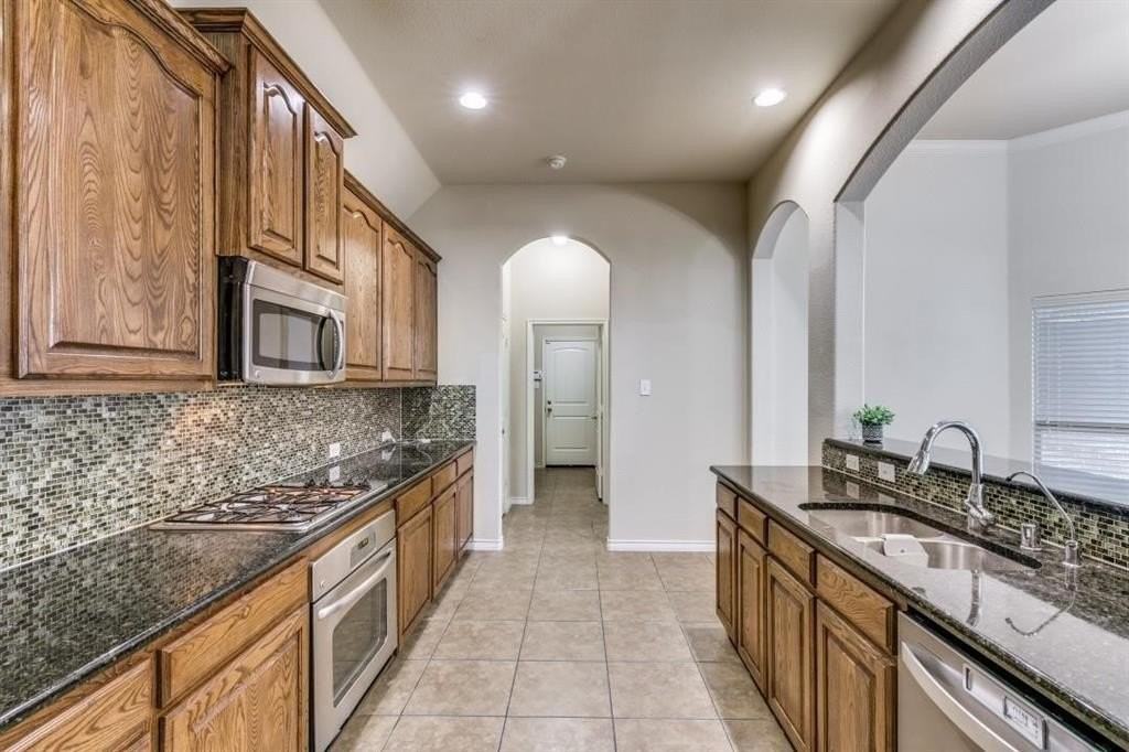 1802 Sanderlain Ln - Photo 4 of 12