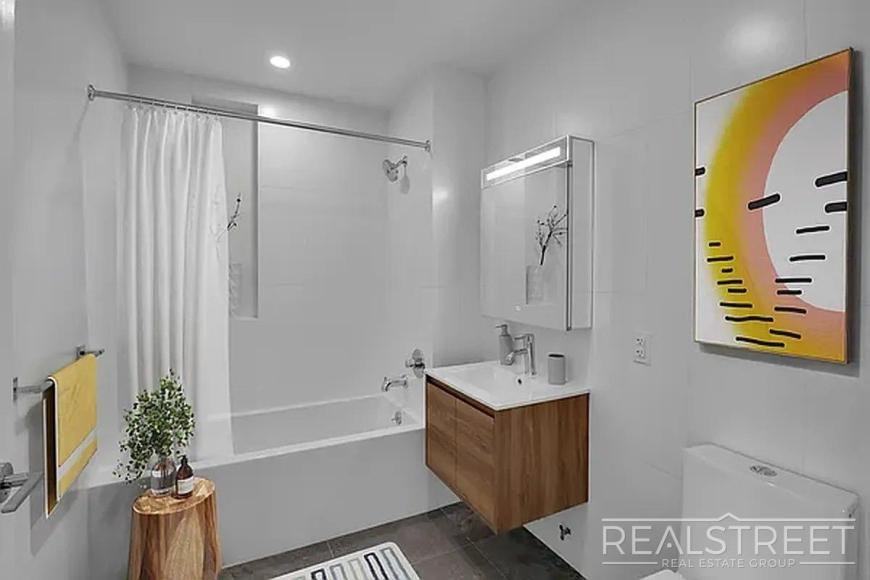 280 Meeker Ave - Photo 4 of 8