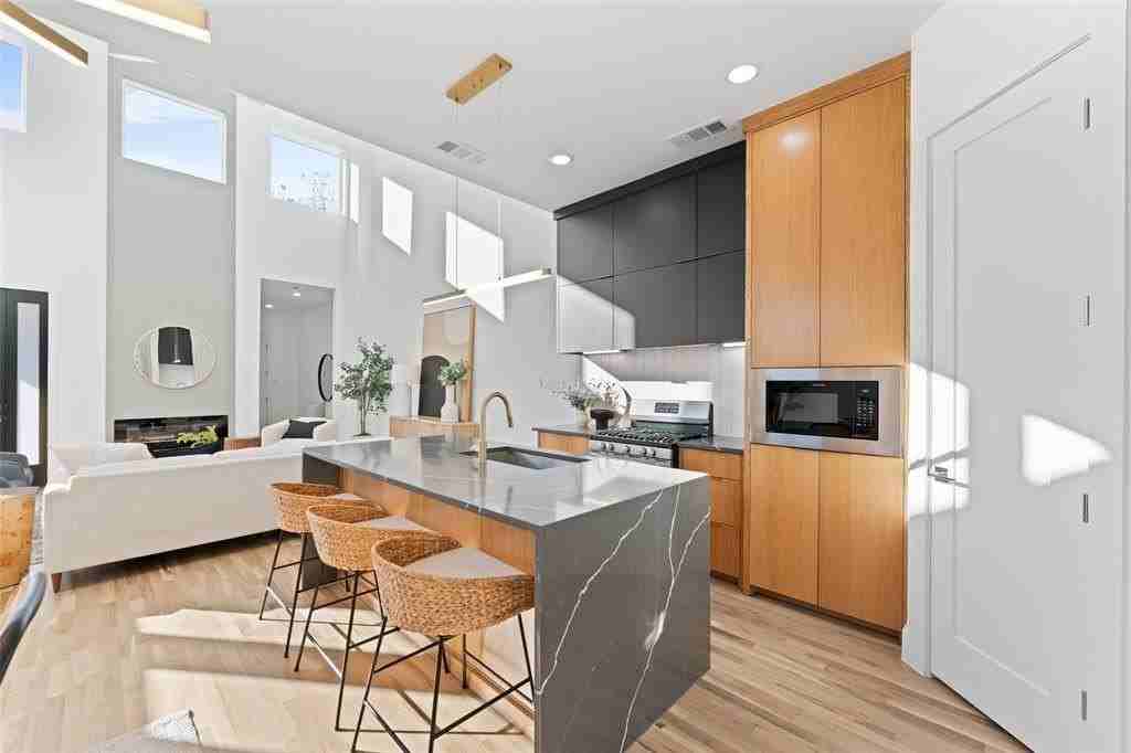 2313 S Vernon Ave - Photo 7 of 40