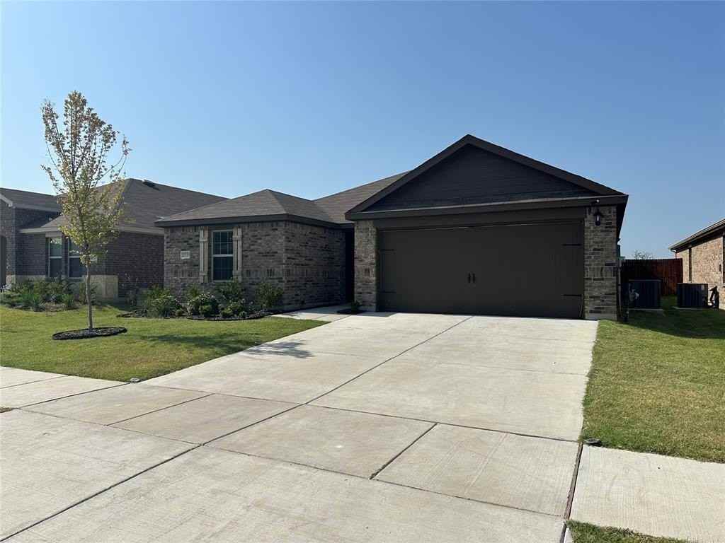 1329 Skyline Dr - Photo 5 of 33