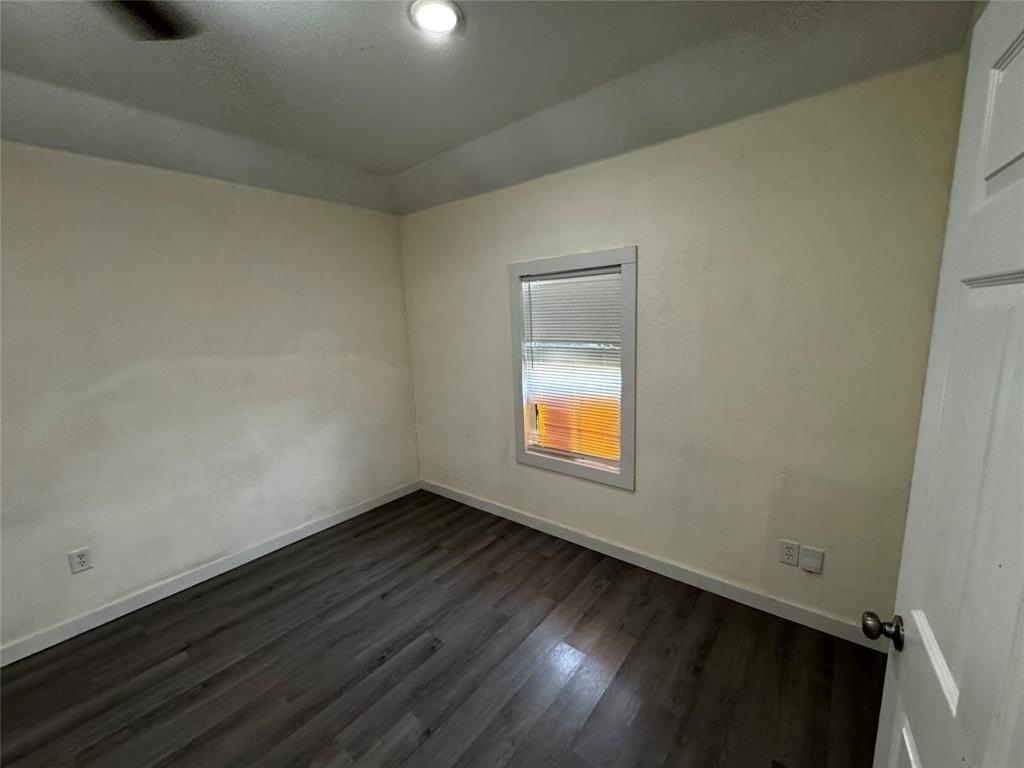 4939 Corrigan Ave - Photo 5 of 21