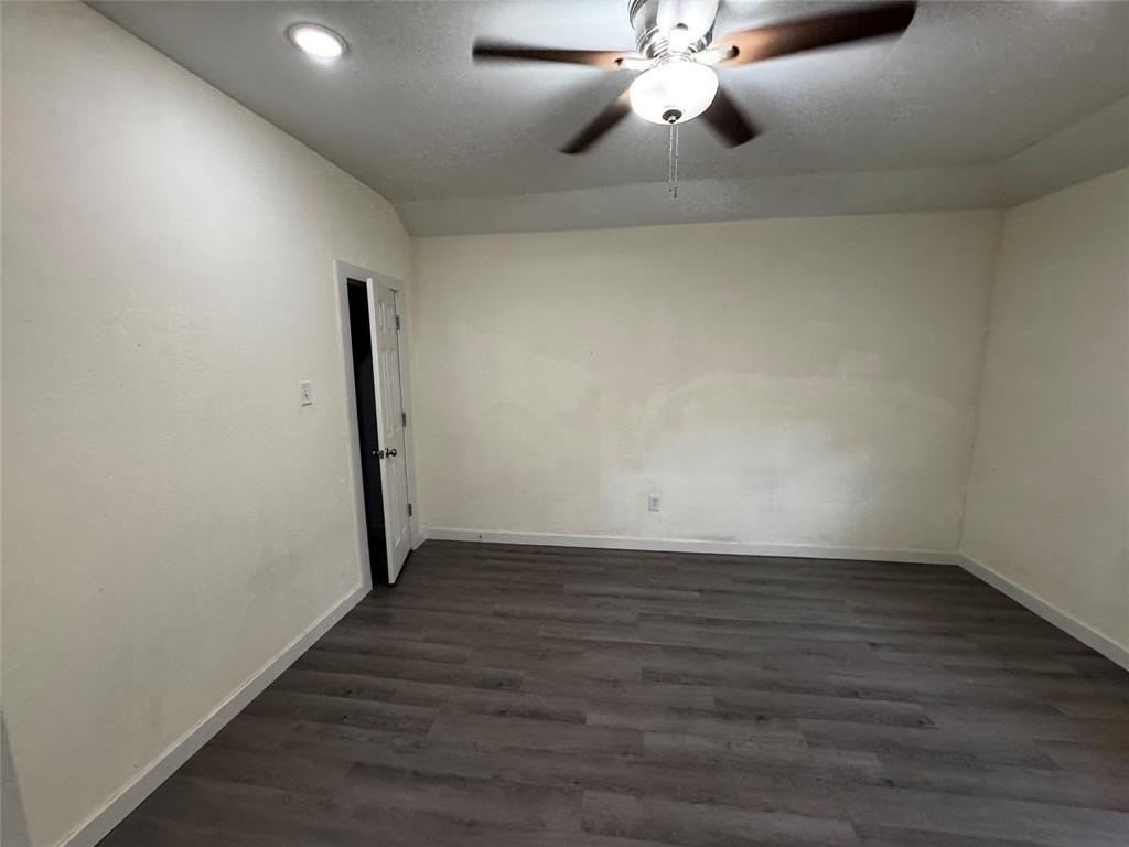 4939 Corrigan Ave - Photo 6 of 21