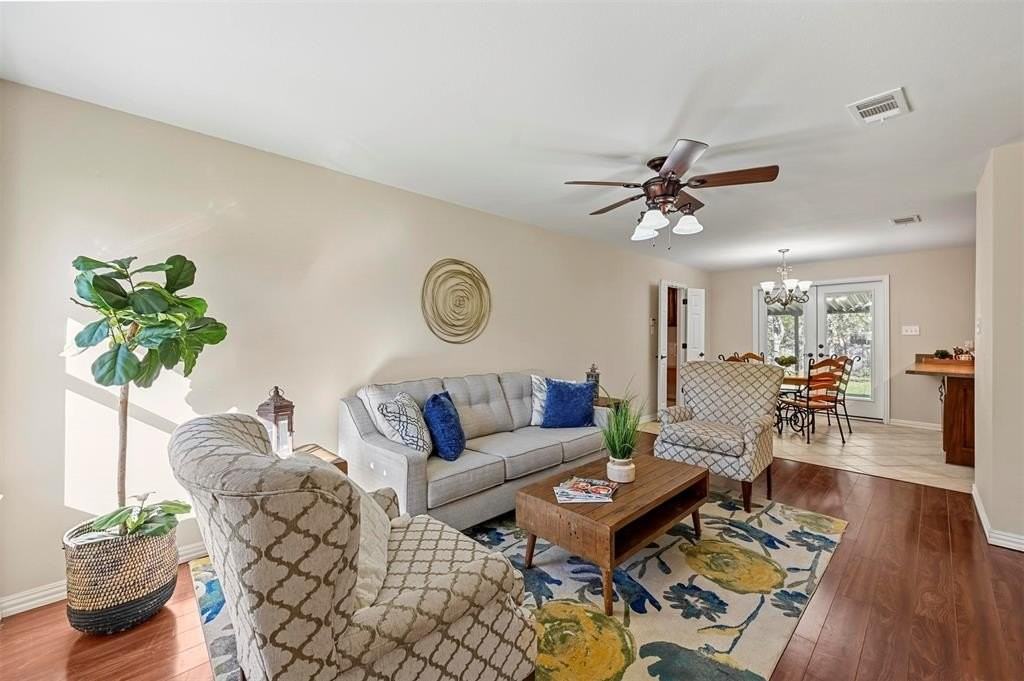 402 Phillips Ct - Photo 2 of 25