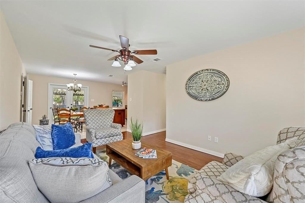 402 Phillips Ct - Photo 4 of 25