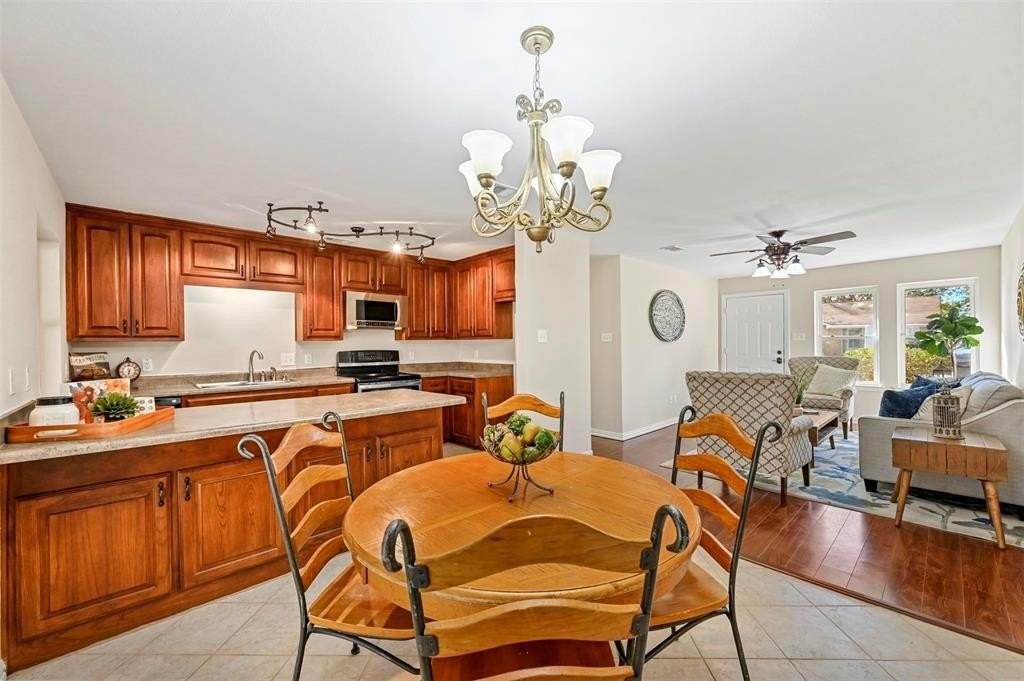 402 Phillips Ct - Photo 5 of 25