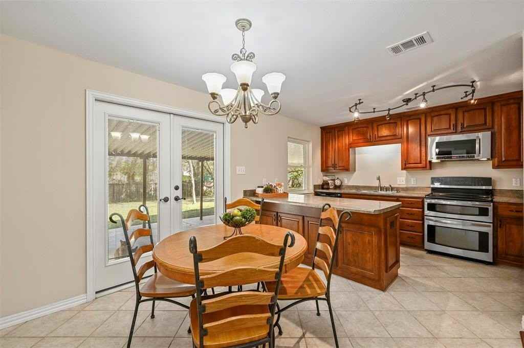 402 Phillips Ct - Photo 6 of 25