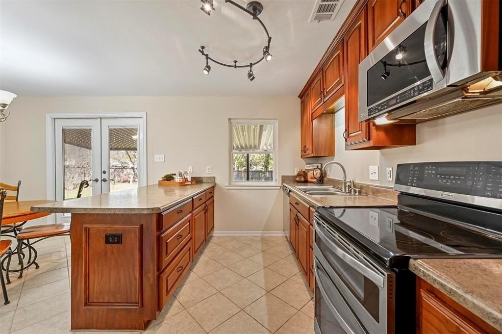 402 Phillips Ct - Photo 7 of 25