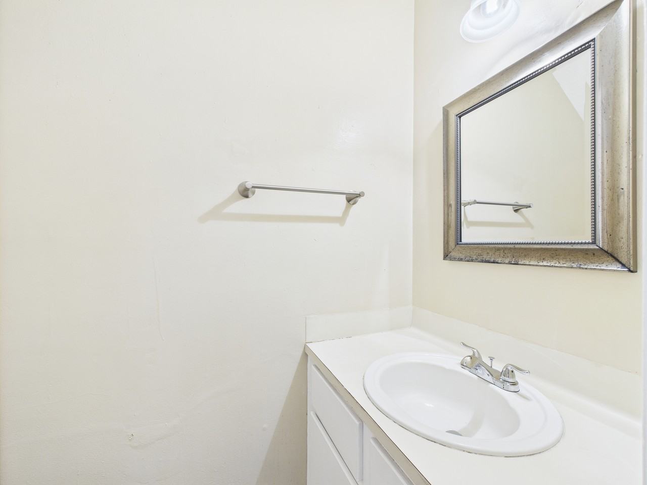 800 San Pedro Dr #C - Photo 7 of 24
