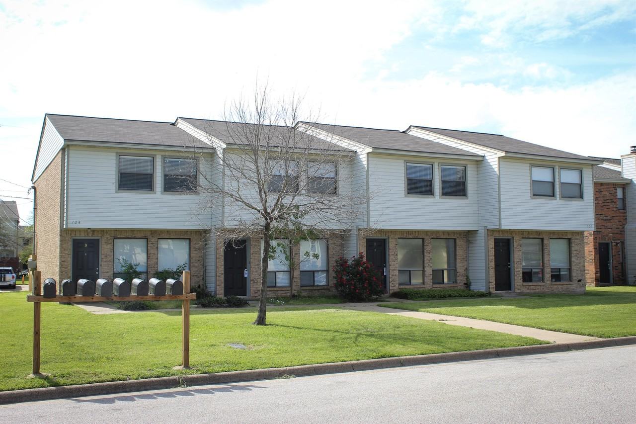 704 San Pedro Dr #A - Photo 2 of 16