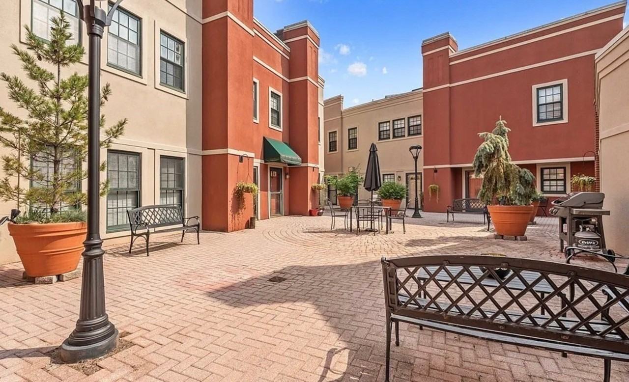 133 Walton St - Photo 7 of 50