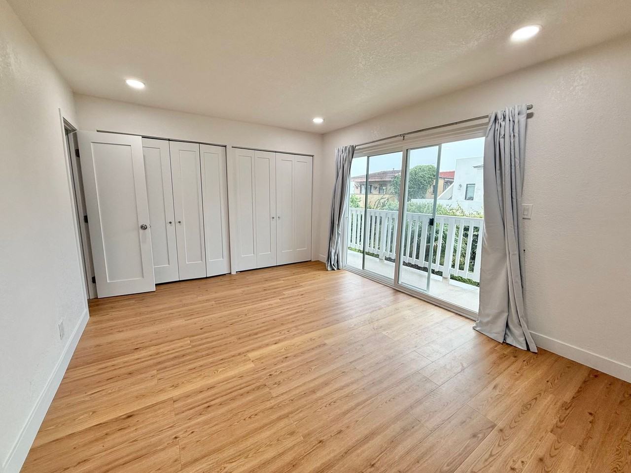 851 Acapulco St - Photo 4 of 27