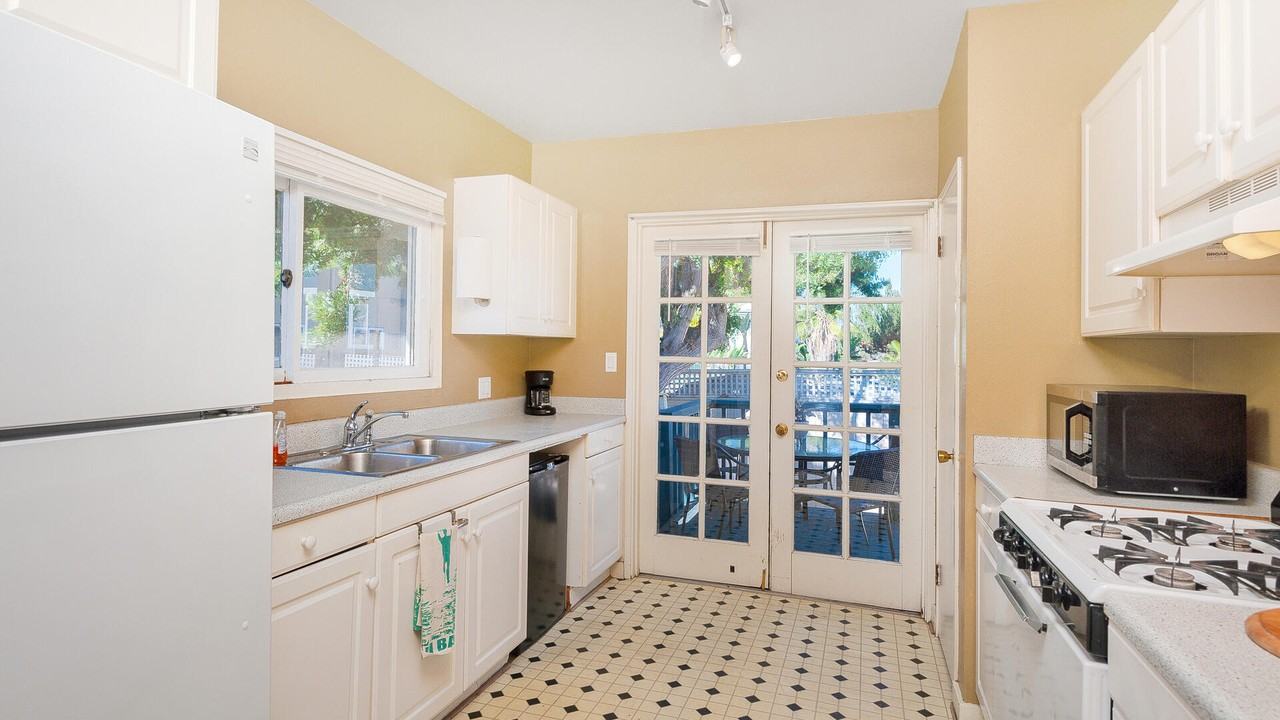 1256 23rd St #1 - Photo 4 of 38