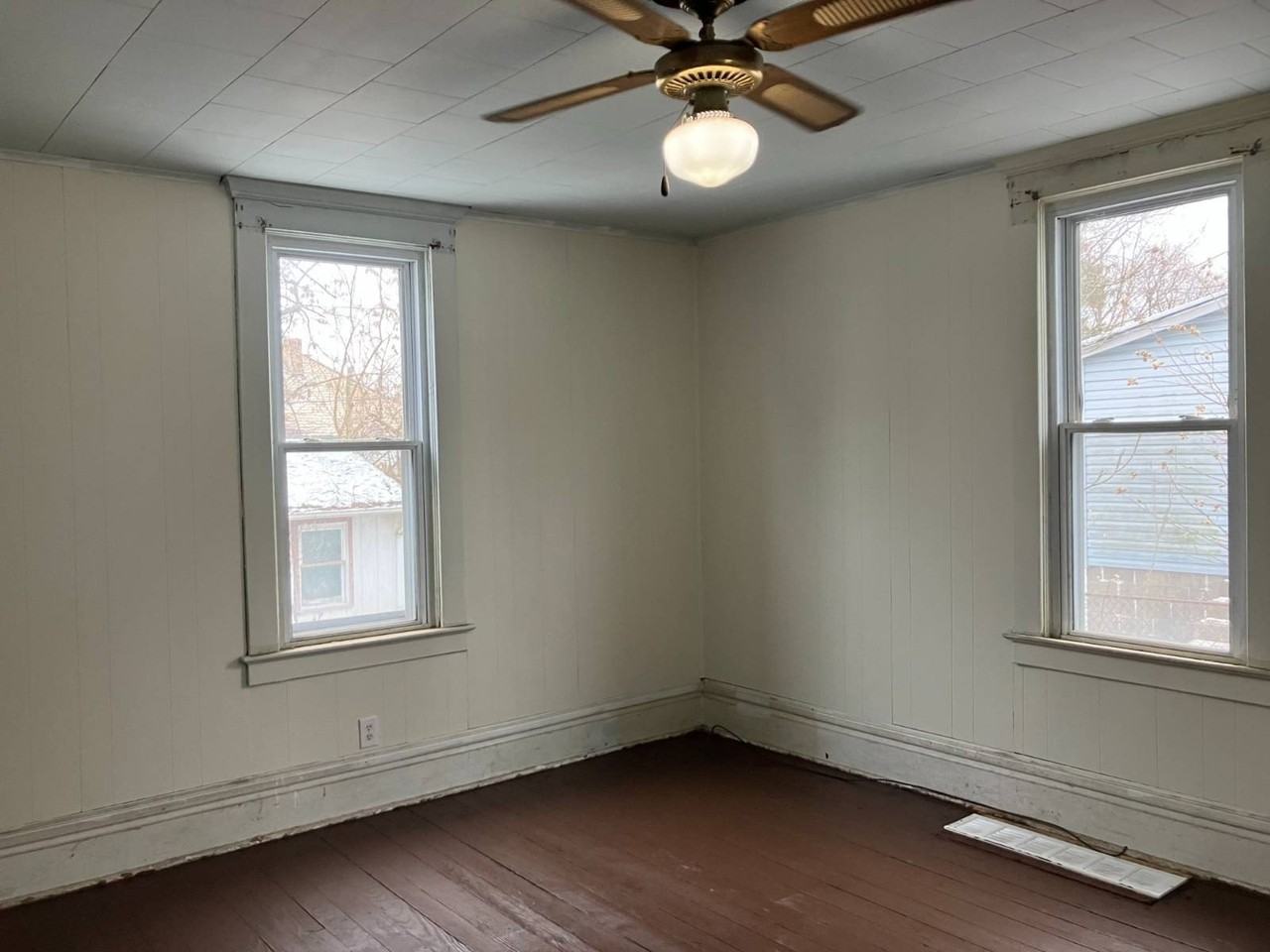 736 S Seneca Ave - Photo 3 of 17