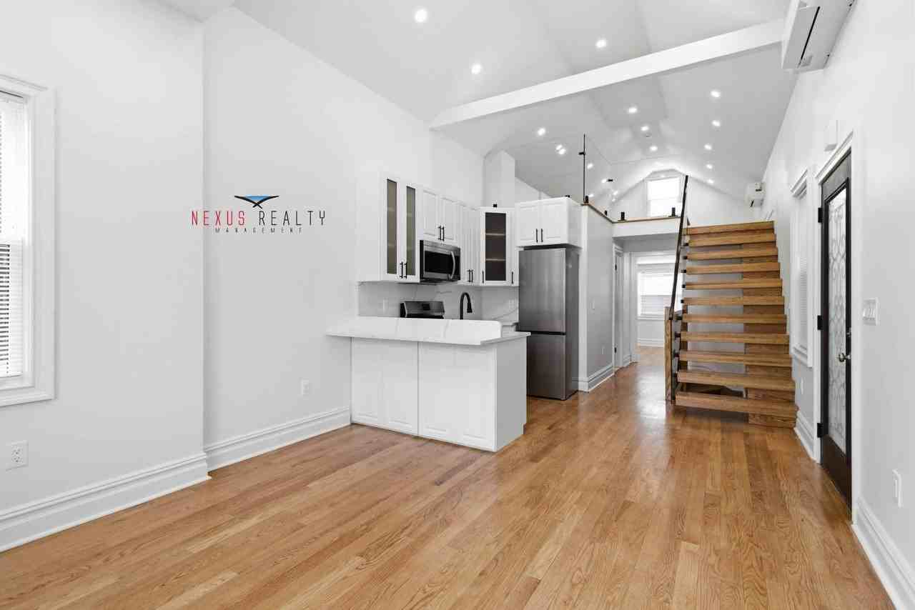 2128 48th St #1 - Photo 3 of 23