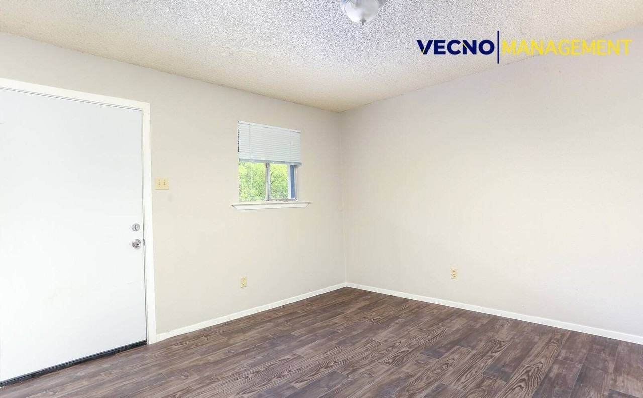 102 E Cheryl Dr #8 - Photo 3 of 9