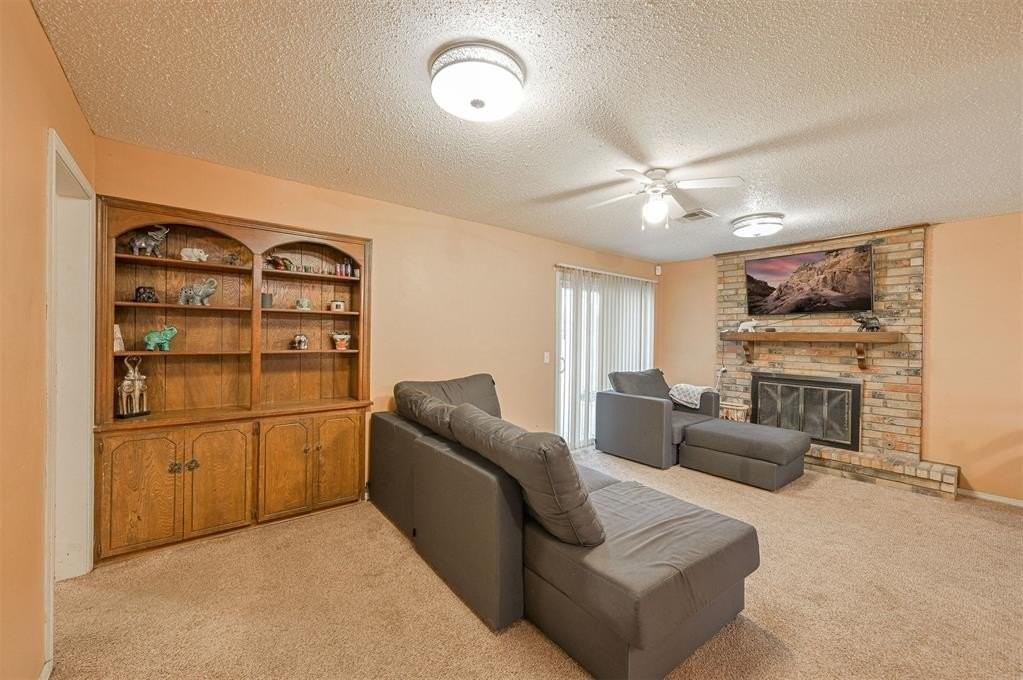 1621 Kavel Dr - Photo 4 of 27