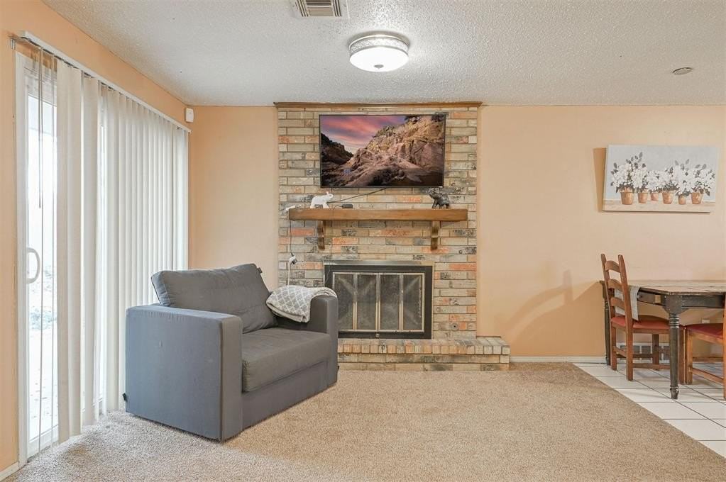 1621 Kavel Dr - Photo 5 of 27