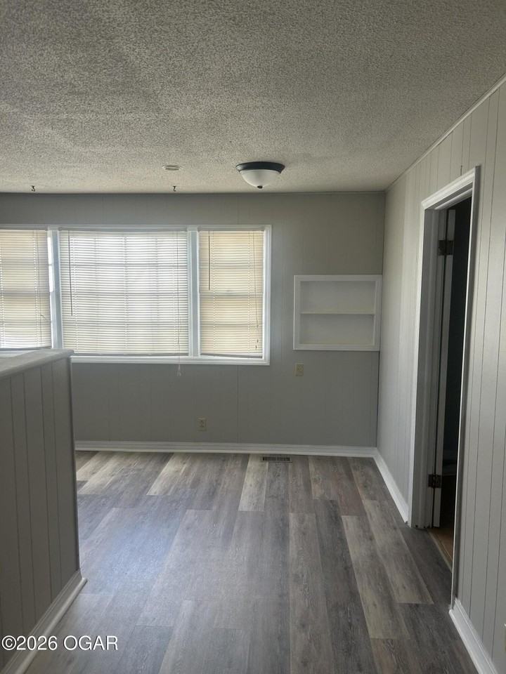 605 S Forest Ave - Photo 4 of 7