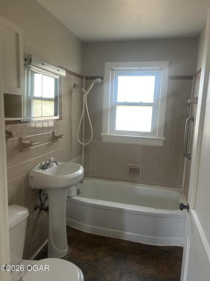 605 S Forest Ave - Photo 6 of 7