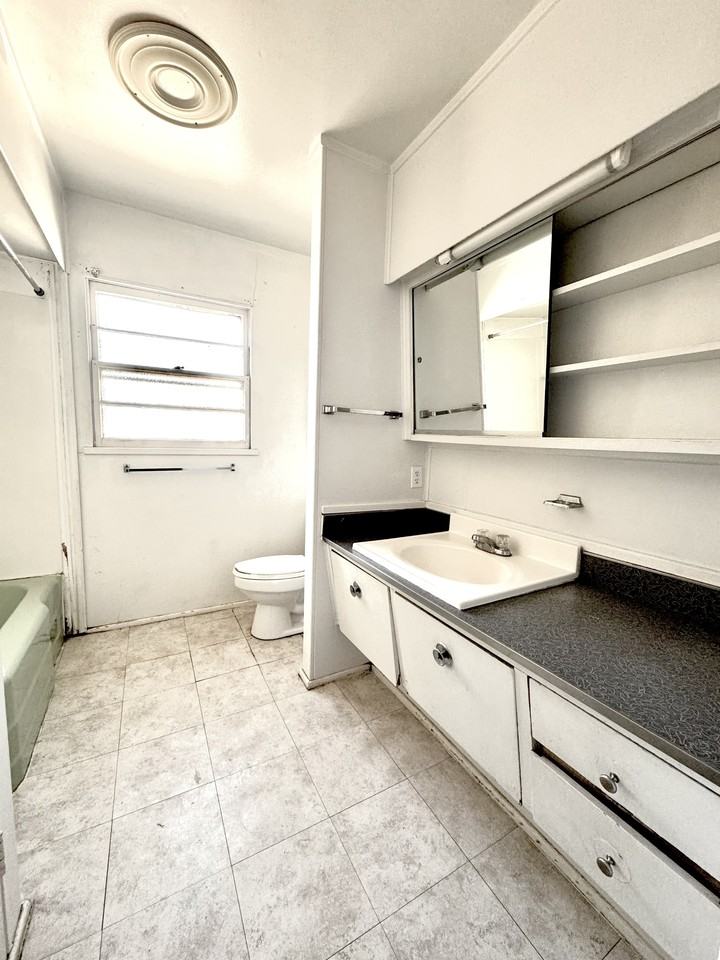 2904 S Fairfield St #1 - Photo 3 of 22