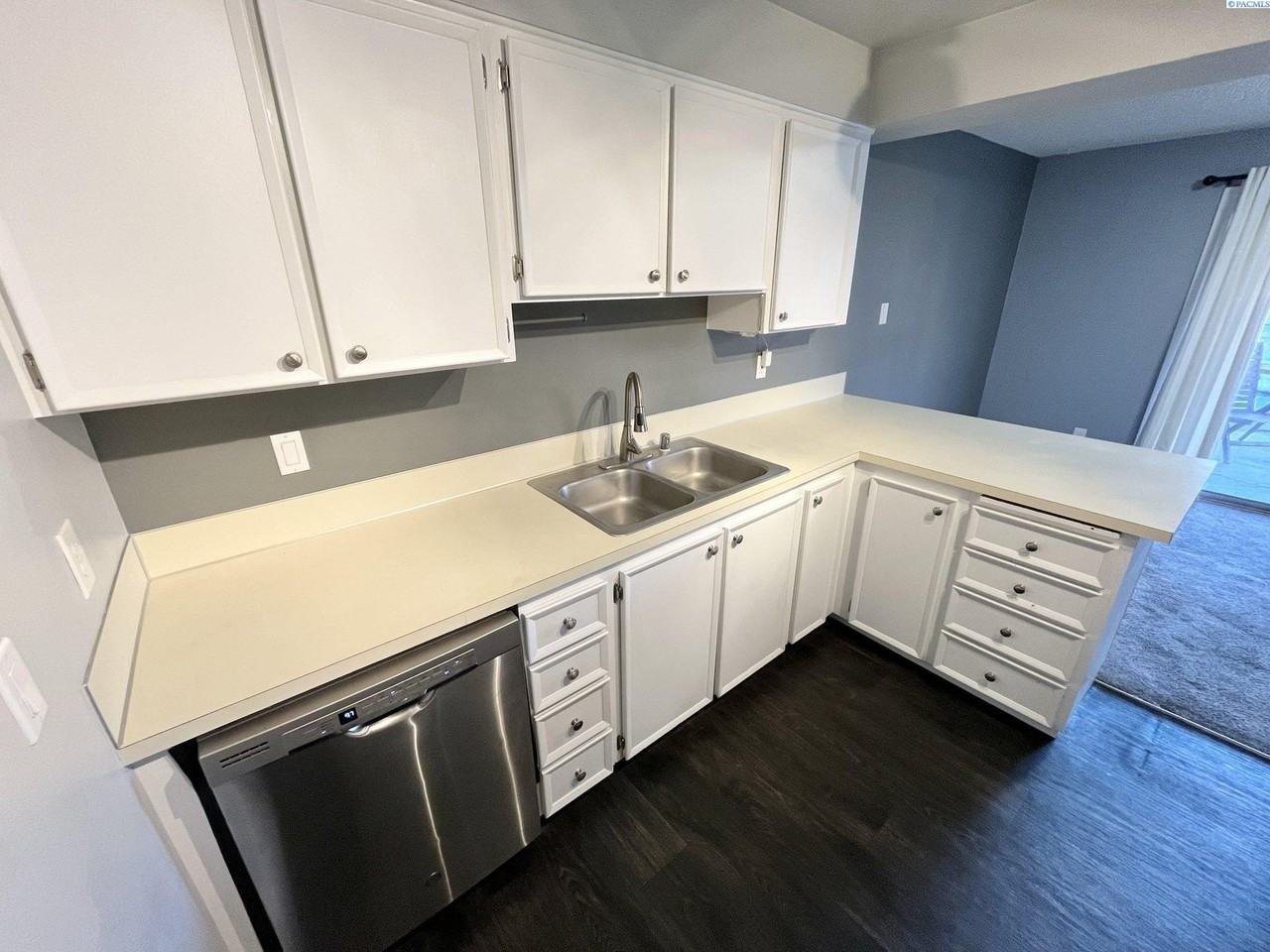 3121 W Hood Ave - Photo 2 of 25