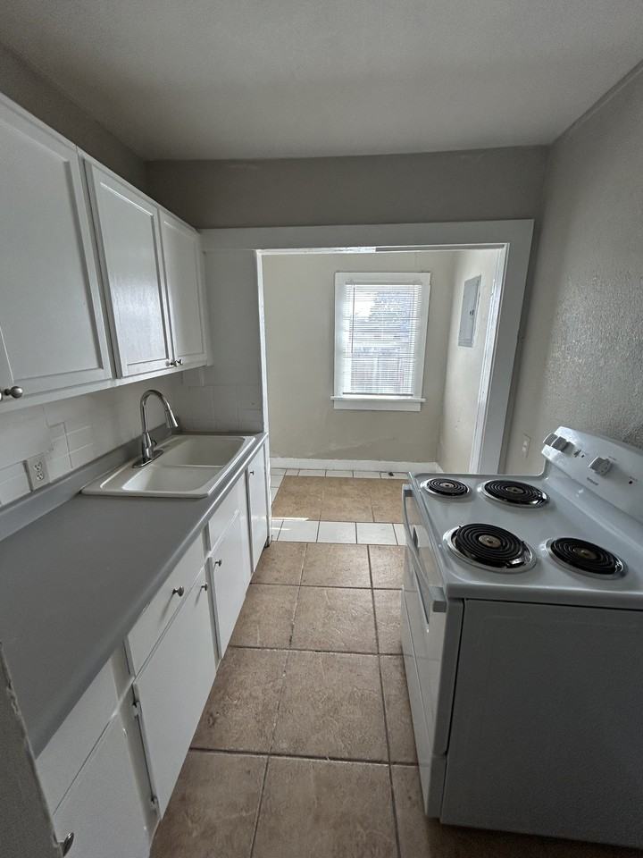 313 Sw 34th Ave #B - Photo 6 of 8