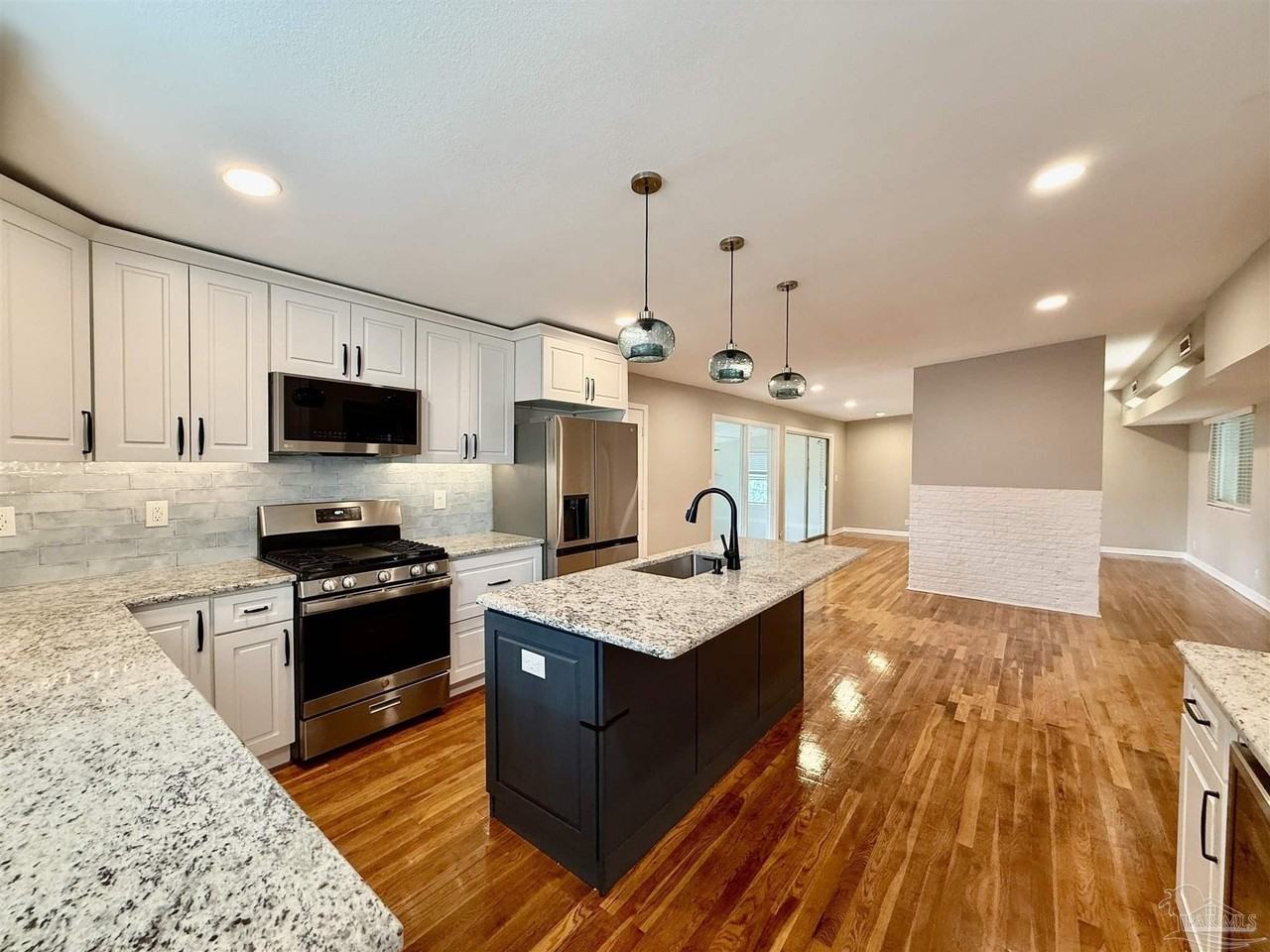 205 Fairpoint Dr - Photo 3 of 29