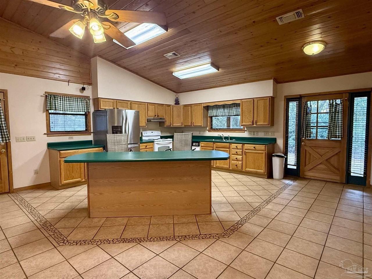 7769 Lakeside Dr - Photo 4 of 23