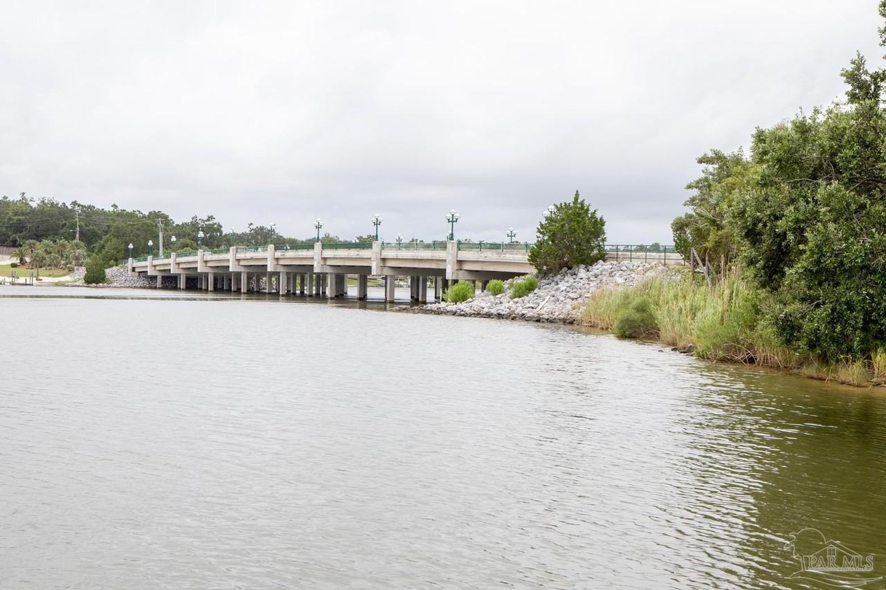 300 Bayou Blvd Apt 106 #106 - Photo 5 of 34