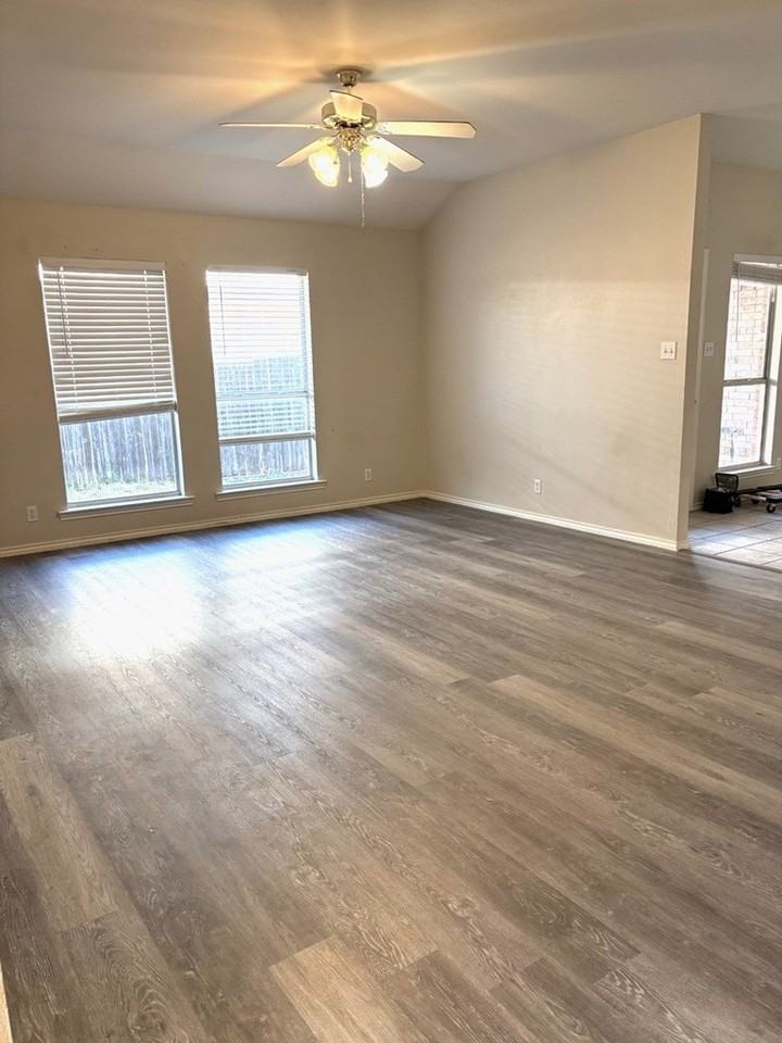 4712 Gateway St - Photo 2 of 19