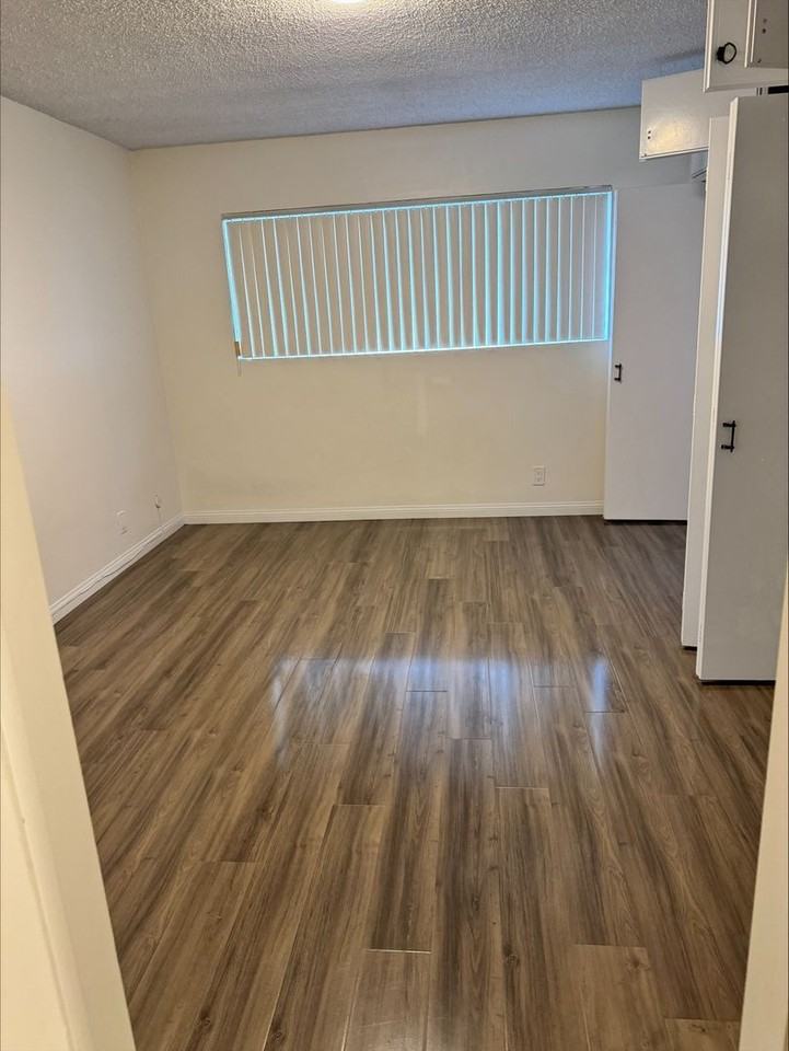 319 S. Clark Drive Apartments - Photo 4 of 26