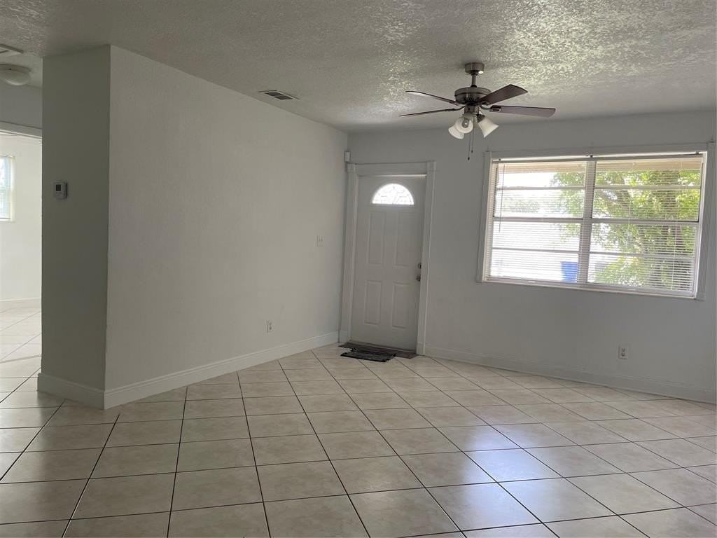 6902 Sw 15th St - Photo 4 of 50