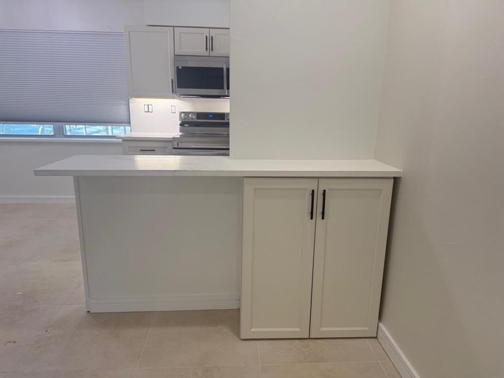 2725 Middle River Dr - Photo 5 of 10