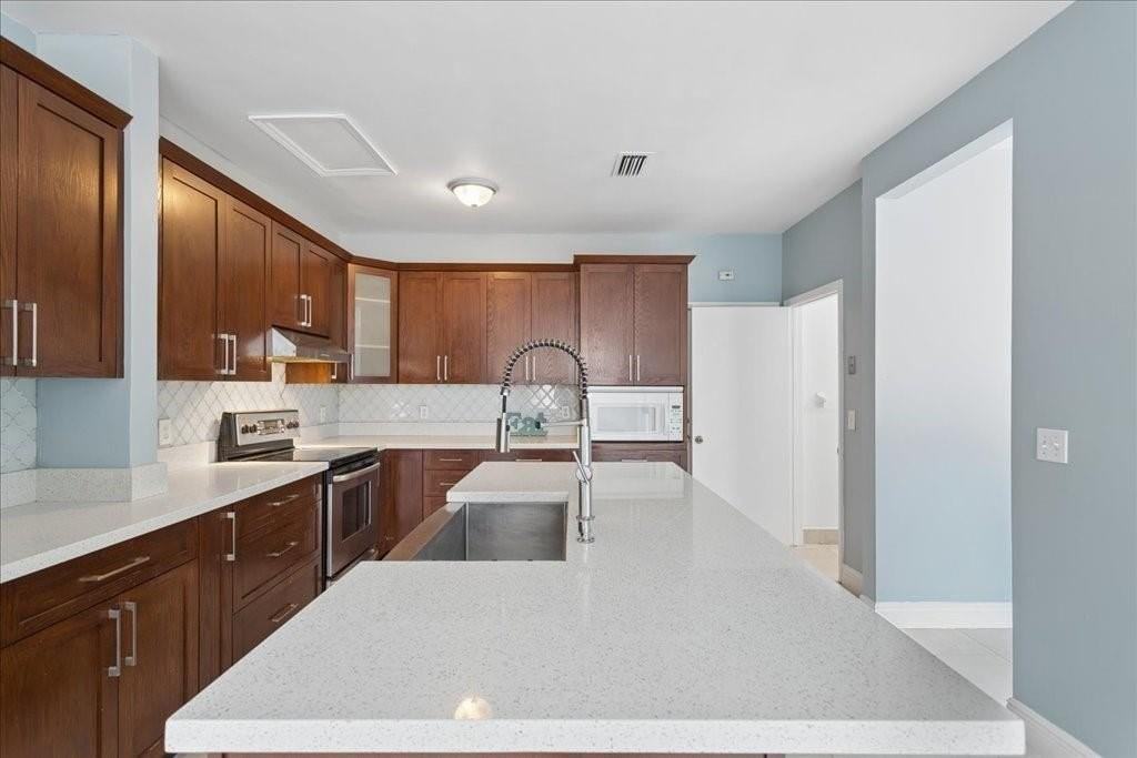 15895 Nw 5th St - Photo 2 of 32