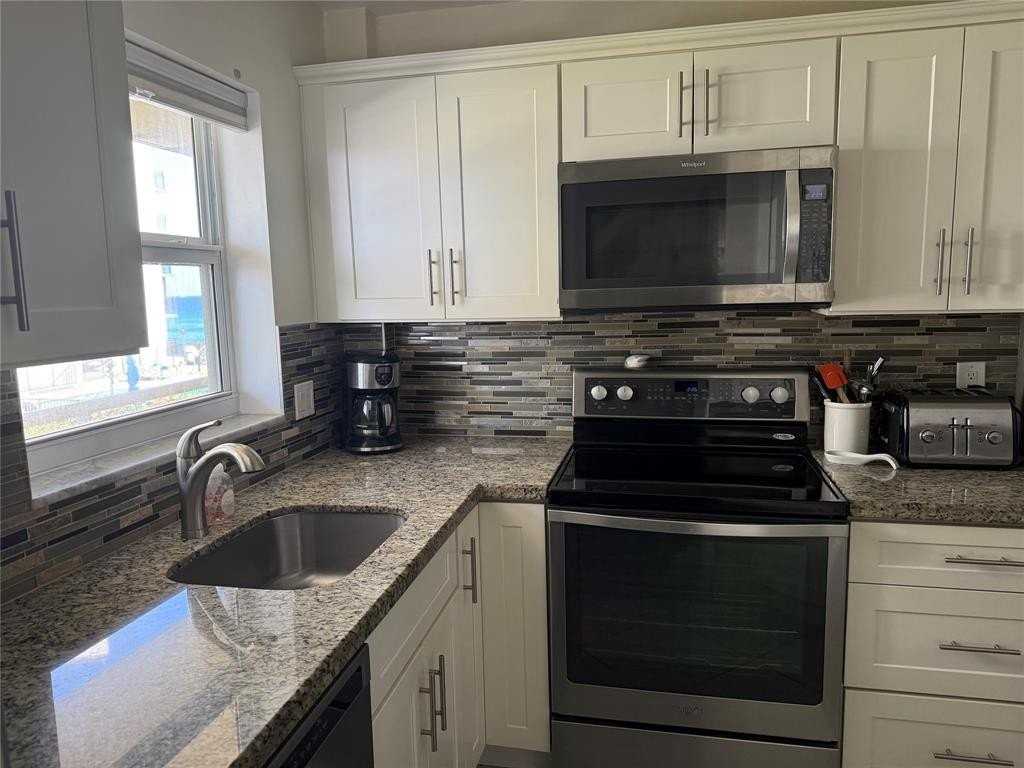 1161 Hillsboro Mile #305 - Photo 3 of 50