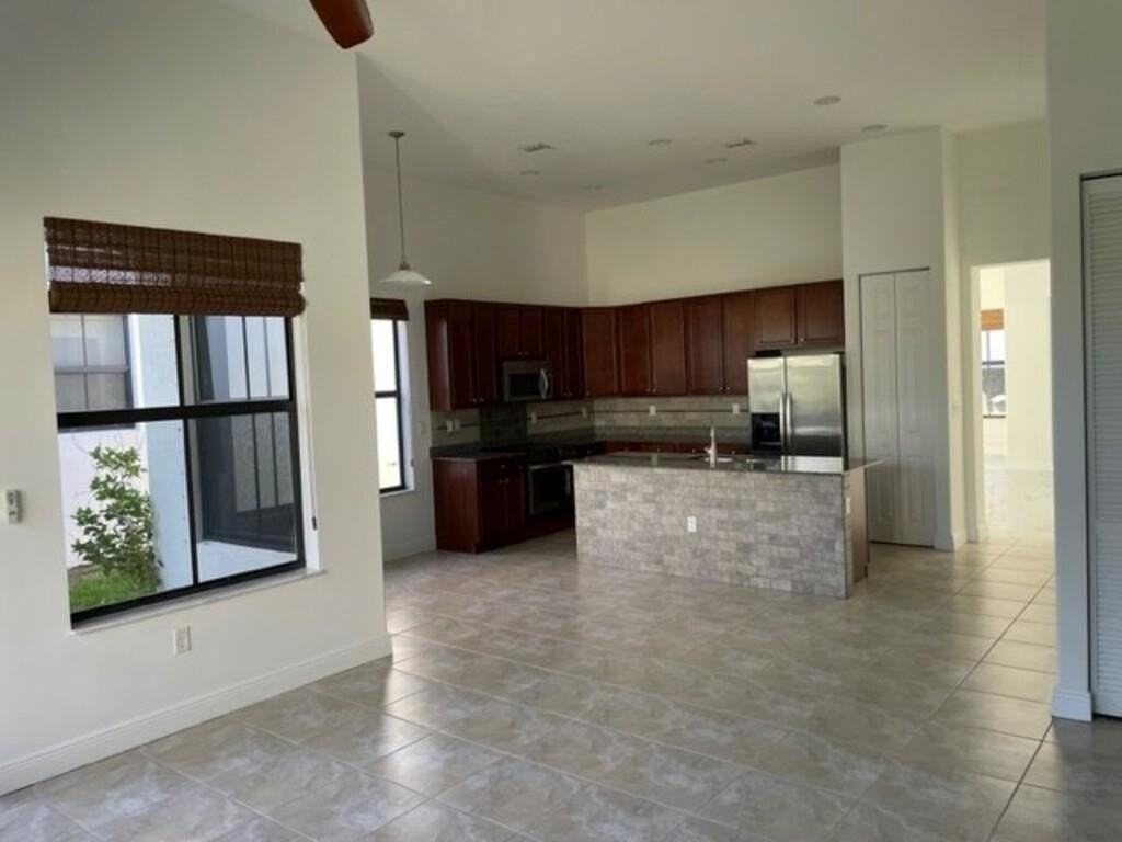 8491 Nw 40th St - Photo 5 of 21