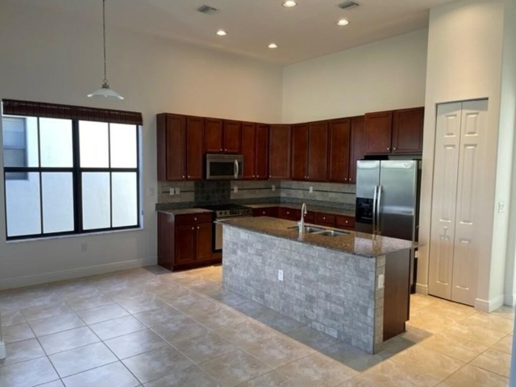 8491 Nw 40th St - Photo 7 of 21