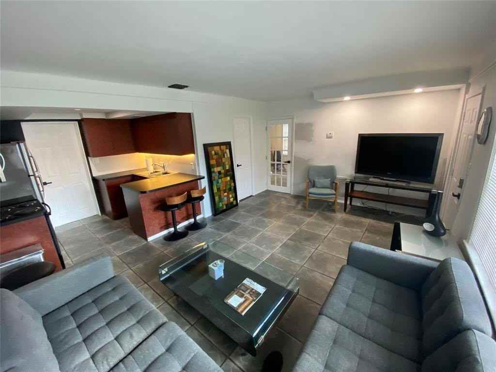 2056 Ne 9th Ave - Photo 3 of 7