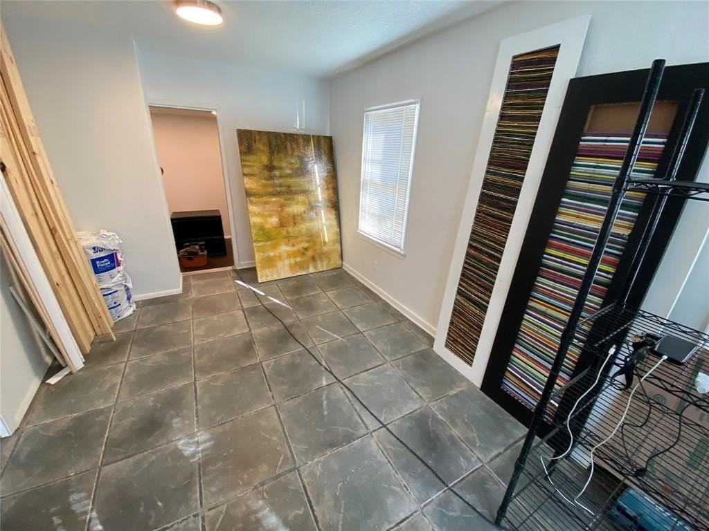 2056 Ne 9th Ave - Photo 4 of 7