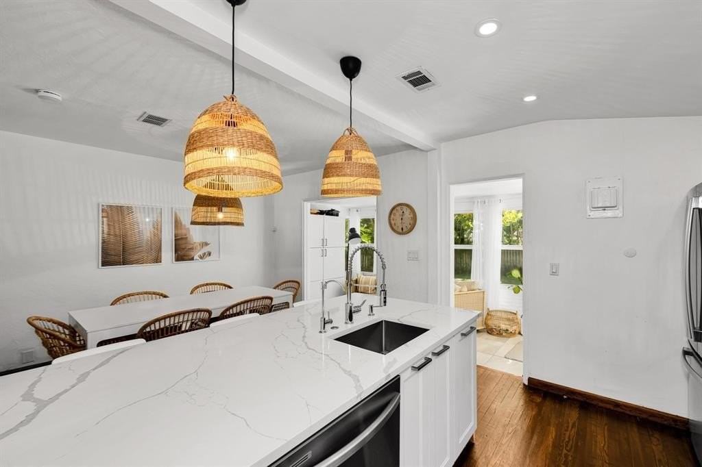 1636 Ne 4th Ct - Photo 5 of 29