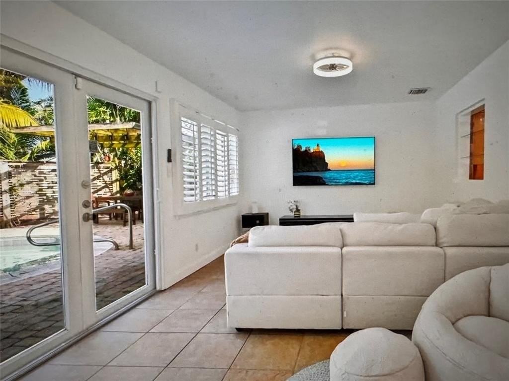 2101 Ne 25th St - Photo 4 of 4