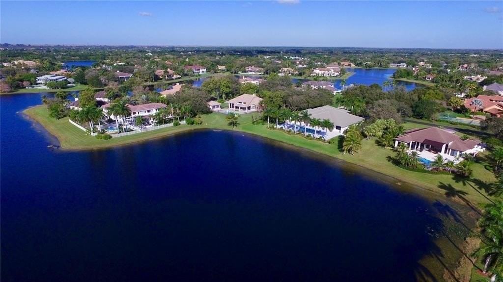 3190 Willow Ln - Photo 2 of 25