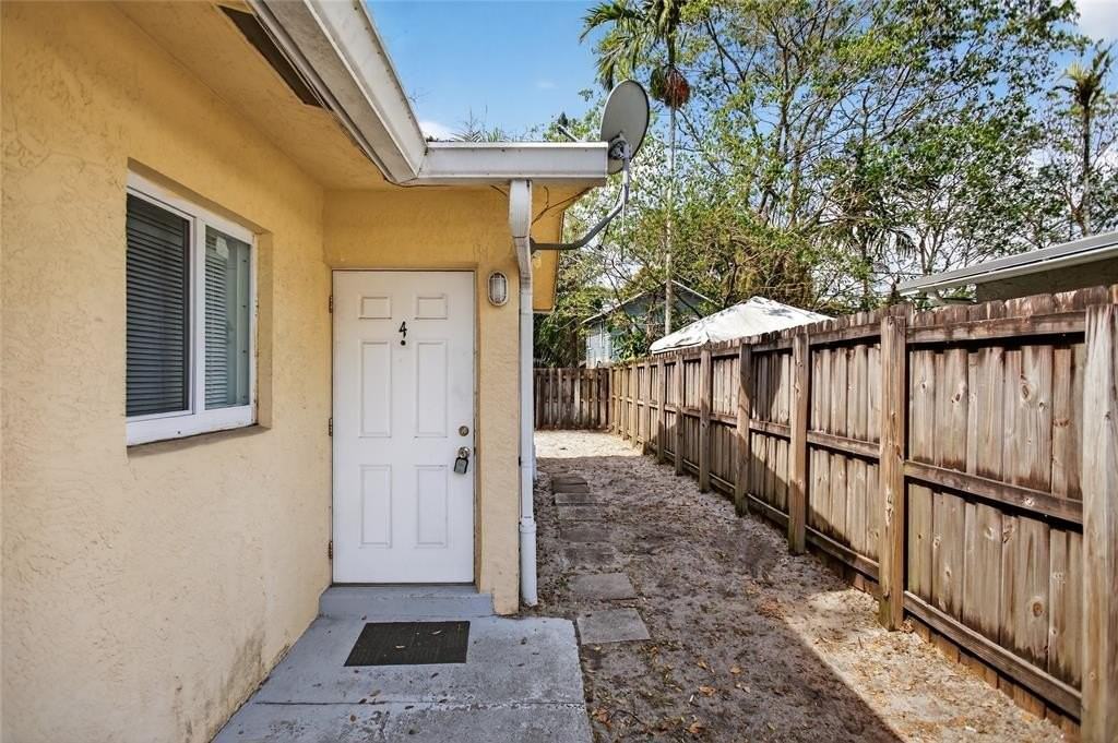 709 Sw 13th Ave #4 - Photo 3 of 18