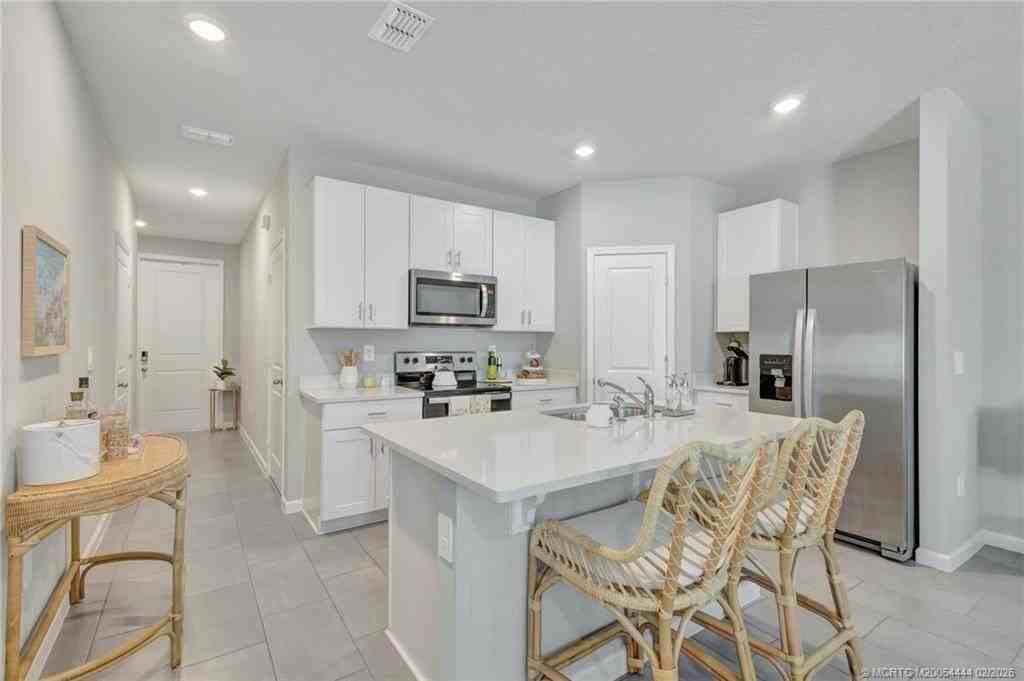 396 Se Sea Hunt Way - Photo 5 of 37