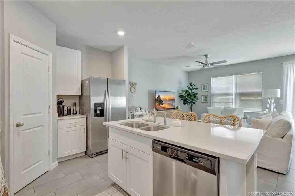 396 Se Sea Hunt Way - Photo 7 of 37