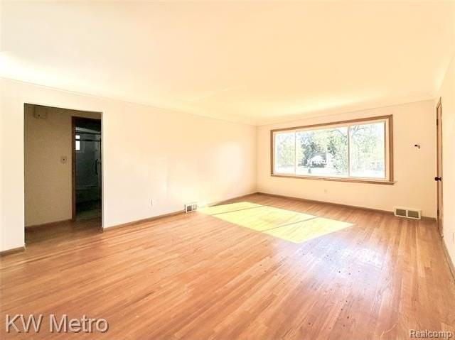 2182 Vernier Rd - Photo 7 of 32