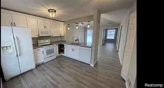 31136 Columbia Dr - Photo 2 of 22