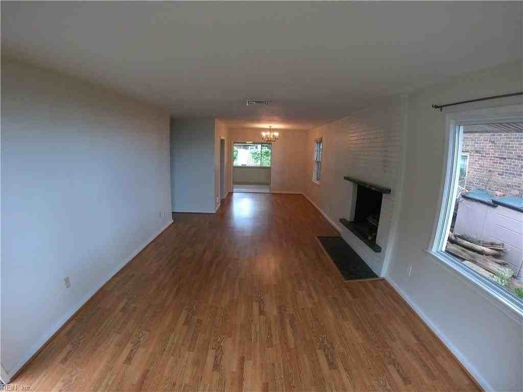 1725 49th St - Photo 6 of 23