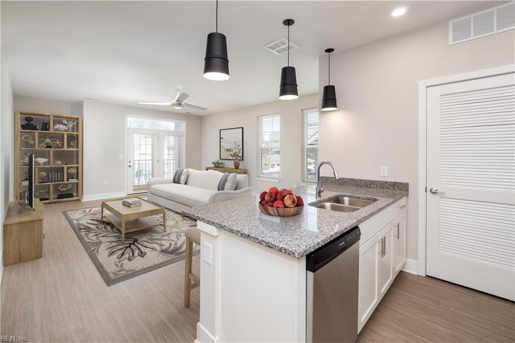 318 34th St #303 - Photo 4 of 15